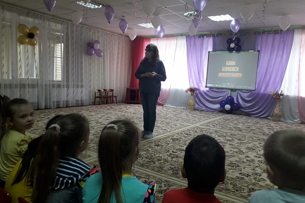 Специалисты Няганской городской детской поликлиники  профилактическую работу продолжают  в летних лагерях города.