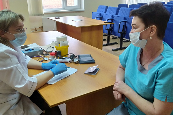 Коллектив Детской поликлиники прививается против COVID-19